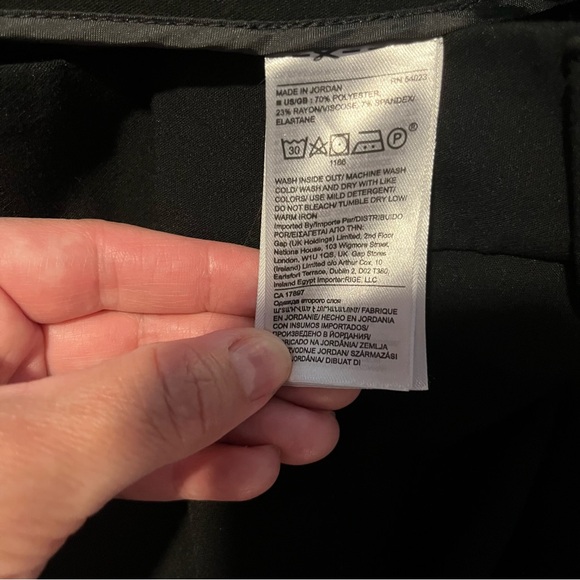 Banana Republic Pleated Cropped Trouser - Picture 4 of 9